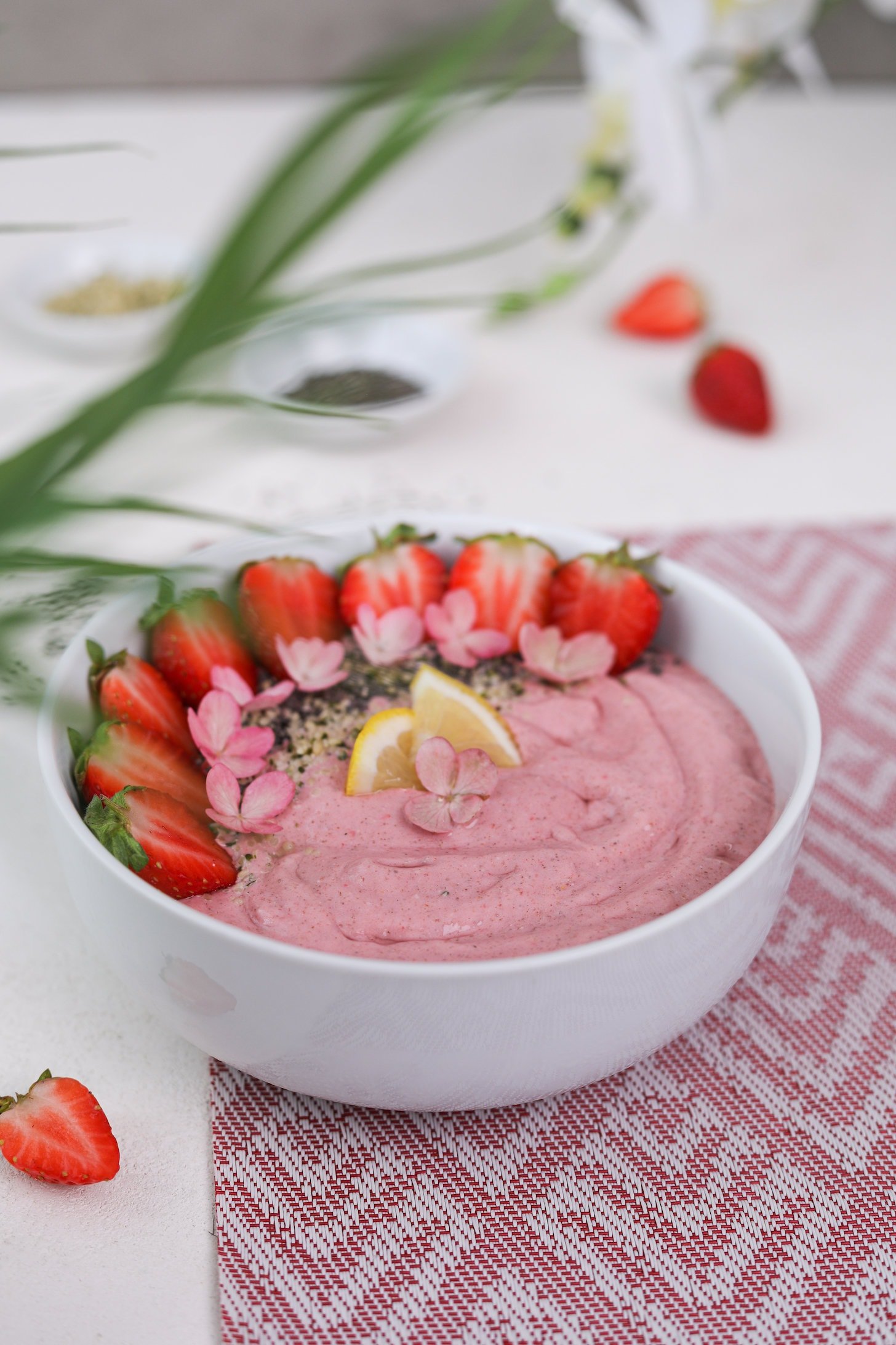 10-Minute Strawberry Lemonade Smoothie Bowl
