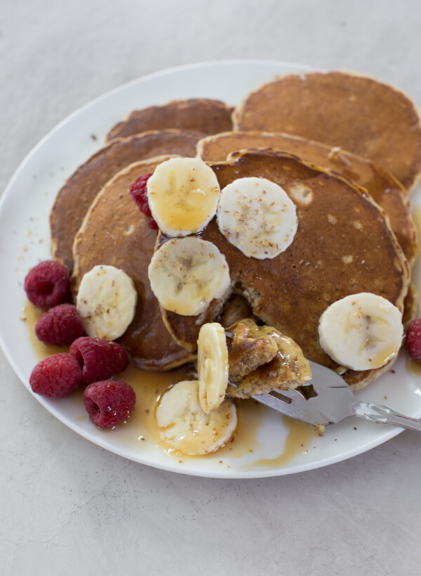 whole wheat pancakes with bananas and raspberries